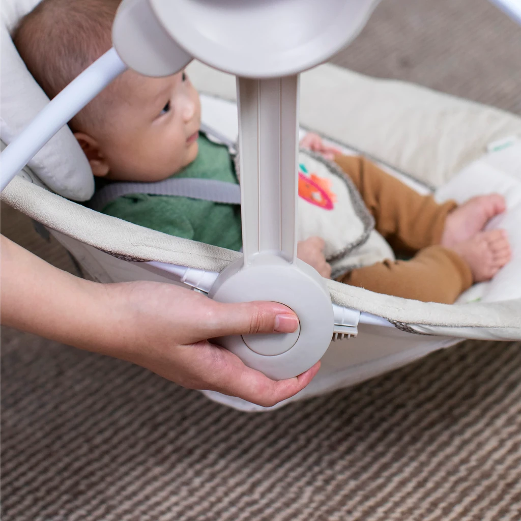 ingenuitytm-soothe-n-delight-portable-swingtm-cozy-kingdomtm-4.webp